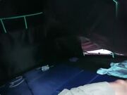 路人来到我的帐篷旁边一把抓住我的鸡巴打飞机直接爆操大屁股内射骚逼