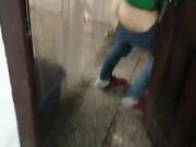 大粗鸡巴小伙子真猛 跟小嫂子偷情玩的真嗨 露脸扒下裤子直接干