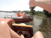 乘船时遇到骚逼勾引直接路边野战老公帮忙抱着爆操骚逼嫩穴最后内射