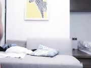 鸭舌帽牛仔短裤性感妹子 近距离掰穴特写骑乘抱起来猛操