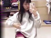 躲在房间偷偷自慰给哥哥们看_高颜值极品美女粉色一线天美穴