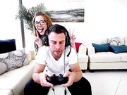 正在家里爽快的打游戏 旁边妹妹却在不停打扰 十分生气决定用大鸡巴狠狠惩罚她