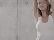 这个漂亮小姐姐很是迷恋怀念 高挑大长腿笔直修长 穿着白丝紧身挺有感觉精致撩人