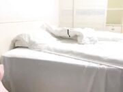 20岁小美女，红酒佳肴相伴，半醉半醒之间，床上淫乱一炮