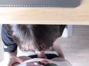 趁男友在开会在桌子下掏出大屌深喉舔棒