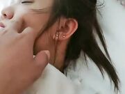 青涩小哥跟随好大哥一起干大奶骚妇玩3P 旁边小床还睡一个妹子