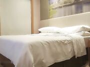 老相好足疗女技师 隔着内裤揉穴 镜头前按头插嘴 特写手指揉穴