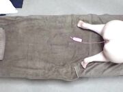 挿入後は手を恋人繋ぎして騎乗位