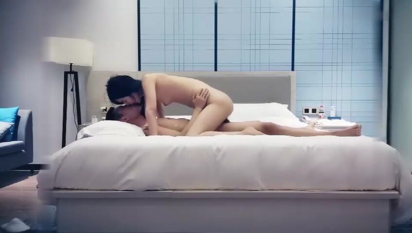 上次操逼阳痿被嘲笑的帅小伙又把上次那位清纯漂亮美女约到酒店