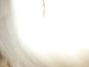 白虎萝莉内射_白虎萝莉无毛逼露，巨根猛顶她嫩穴内射满精，爽得她满床乱滚求干