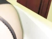 骚女约炮友玩SM情趣装黑丝 手脚铐住蒙眼浴缸滴蜡大黑牛震逼非常诱人