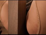 性感自慰大潮吹：第一次用桌子自慰，最后还是忍不住喷射了好多