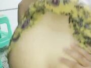 理发店里的骚男女真鸡巴骚 白日宣淫衣服都不脱直接上位看着店门外激情抽插大骚逼