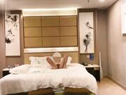 酒吧上班的兼职妹红唇少女欲火难耐紧致花茎吞精不停