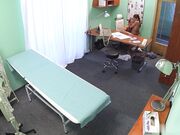 饥渴少女奖励大屌医生感谢他帮忙治疗自己的性冷淡