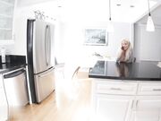 邻居在看完她的大奶子和肥臀后想操她热辣的淫荡保姆