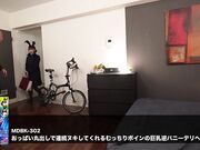 她是一位拥有光滑透亮白皙肌肤 G罩杯胸围的高挑活泼美女1