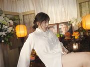 未亡人在灵堂偷情