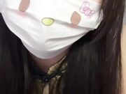 哥哥在打王者荣耀，淫荡妹妹化作瑶穿着旗袍骑在哥哥身上，我拉开裤子拉链，我迫不及待地吃起了哥哥的黑鸡巴