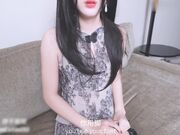 淫乱足交高潮骑射班主任，误打自慰电话给老师，登门道歉反被强上