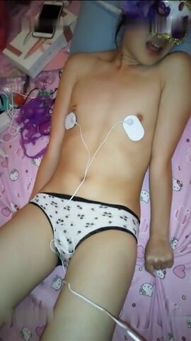 虐待大学生妹纸喝圣水脉冲电击调教哭声凄惨还说自己把逼洞玩大的内裤都黄了