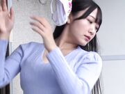 人妻在阳台上晾晒红色内衣 暗示丈夫不在家1