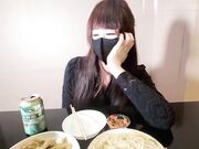 哥哥接到客户电话出去应酬，我在家套路嫂子喝酒