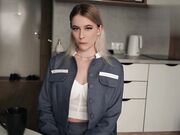 老师乱交一个年轻的学生 让精液在她的脸上用骚逼换一个好成绩