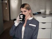 老师乱交一个年轻的学生 让精液在她的脸上用骚逼换一个好成绩