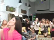 淫乱俱乐部里的热辣女孩忍不住发情疯狂吮吸鸡巴和操脱衣舞娘