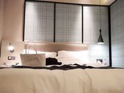 舌吻足交69互舔上位骑坐抽插，搞得舒服再到沙发侧入插嘴