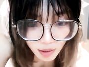 白丝露脸无毛逼极品小妹深夜跟小哥激情啪啪 深喉口交大鸡巴让小哥用跳蛋玩逼