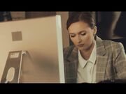 她解开衬衫 酥胸半露 眼神挑逗