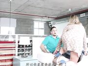 这样成熟美艳的丰满妈妈对小年轻的冲击力太强了