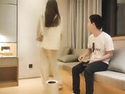 她一头秀发如瀑布般倾泻而下眼神勾魂摄魄丰腴的酥胸若隐若现曼妙身姿