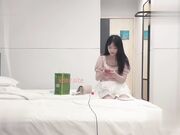 白虎学生妹，开档黑丝诱惑大鸡巴疯狂爆操她