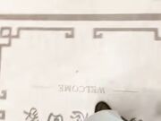 出差归来撞见老婆出轨家里变战场