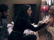 乱伦禁忌性交受到惊吓小男友发现疏远她的女友秘密乱伦真相