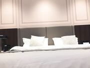 丰满身材大奶妹，撩起衣服吸奶上位骑乘猛操晃动奶子