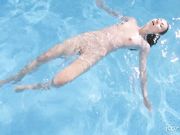 泳池里快乐的苗条少女