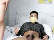 颜值不错的小少妇露脸被小哥草爽了，躺在床上被小哥抠的骚逼淫水泛滥，口交大鸡巴多体位蹂躏爆草叫的好骚啊