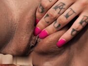 纹身黑发荡妇从大鸡巴男孩那里得到了她一生都没尝试过的爽感