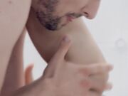 令人惊叹的辣妹渴望兄弟的大鸡巴来安慰自己