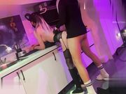 厨房暴力抽插小女友，尽情抽插干到骚货高潮