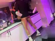 厨房暴力抽插小女友，尽情抽插干到骚货高潮