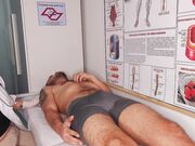 在护士面前勃起 善良的她用嘴巴帮我释放出来