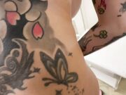 我没戴套就操了那个粉红肉穴的大屁股 然后内射射满满