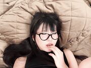 身材苗条小贫乳撅着屁屁被小哥无套疯狂猛怼简单粗暴激烈啪啪爽叫不停内射小穴