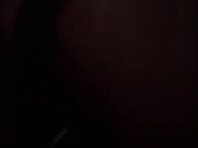 和爸妈出门一起看电影 中途看到一对情侣在旁边一直打啵没忍住