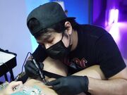 身材丰满小腹纹身时控制不住尿尿喷了师傅一脸舔穴受不了被一顿猛怼操的工作台坍塌高潮抽搐不停